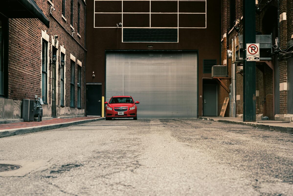 The Benefits of Using Parking Garages Over Street Parking